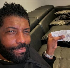 Deon Cole Instagram - Nothing like a wholesome, beautiful Bronx woman. We at salsa con fuego right now pull up.