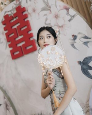 Desy Genoveva Instagram - Ini bukan IP Man sama Cheung Wing-sing, tapi IP Address sama Cung Wingko Babat sapa gelem? 🤣🤣 

Cheongsam & changsan: @carolzhangcollection 🤍
MUA: @c._jpeg
Hair do: @dianasap9 
Venue: Golden Leaf Restaurant 
Decor, sangjit box: @joyful.projects 
Photo & video: @kianphotomorphosis
MC & Organized by: @stevenalexander_mc @lefiance.organizer