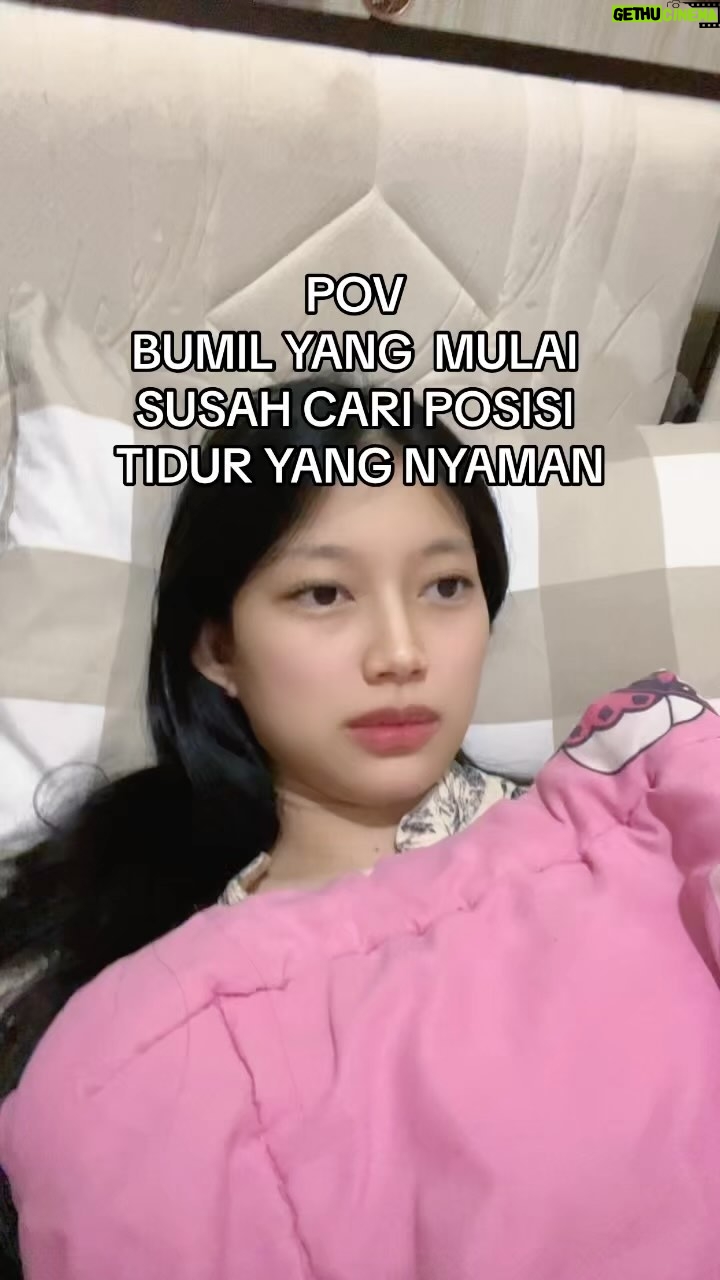 Desy Genoveva - 15K Likes - Miring kanan, miring kiri, terlentang, balik kanan, istirahat di tempat… pokoknya bolak balik cari posisi wenak wkwkwkwk tapi aku sih tetep tidur kok gess wkwkwkwk #curhatanbumil #pregnancyjourney #desygenoveva #kontenbumil