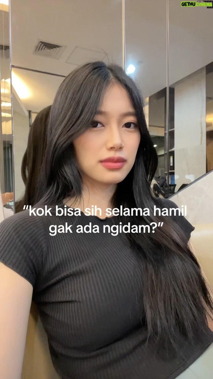 Desy Genoveva - 108.4K Likes - Pengen sih ngidam kaya makan ramen di Jepang atau pasta di Italy gitu… 🤔🤔 #pregnancyjourney