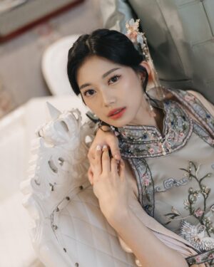 Desy Genoveva Instagram - Mode aktif Tan Hong Lie 😁😁
Kalau nama tionghoaku bukan Tan Hong Lie, nama apa yang cocok? 😂

Cheongsam & changsan: @carolzhangcollection 🤍
MUA: @c._jpeg
Hair do: @dianasap9 
Venue: Golden Leaf Restaurant 
Decor, sangjit box: @joyful.projects 
Photo & video: @kianphotomorphosis
MC & Organized by: @stevenalexander_mc @lefiance.organizer