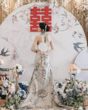 Desy Genoveva Instagram - Mode aktif Tan Hong Lie 😁😁
Kalau nama tionghoaku bukan Tan Hong Lie, nama apa yang cocok? 😂

Cheongsam & changsan: @carolzhangcollection 🤍
MUA: @c._jpeg
Hair do: @dianasap9 
Venue: Golden Leaf Restaurant 
Decor, sangjit box: @joyful.projects 
Photo & video: @kianphotomorphosis
MC & Organized by: @stevenalexander_mc @lefiance.organizer