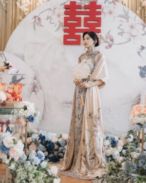 Desy Genoveva Instagram - Mode aktif Tan Hong Lie 😁😁
Kalau nama tionghoaku bukan Tan Hong Lie, nama apa yang cocok? 😂

Cheongsam & changsan: @carolzhangcollection 🤍
MUA: @c._jpeg
Hair do: @dianasap9 
Venue: Golden Leaf Restaurant 
Decor, sangjit box: @joyful.projects 
Photo & video: @kianphotomorphosis
MC & Organized by: @stevenalexander_mc @lefiance.organizer