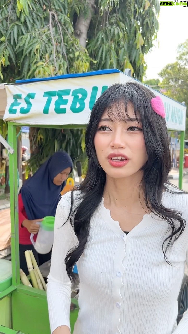 Desy Genoveva - 70.6K Likes - Wonjhun senenge apa sih ya? Cimol karo es tebu be tetep ora gelem 🥺🥺🥺