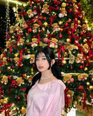 Desy Genoveva Instagram - Feel so blessed, Merry Christmas 🎄🩷🤍
#Christmas #thankgod #27th #birthday