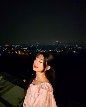 Desy Genoveva Instagram - Feel so blessed, Merry Christmas 🎄🩷🤍
#Christmas #thankgod #27th #birthday