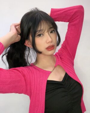 Desy Genoveva Instagram - Coba pilih 4 di antara foto2 ini 🩷🖤