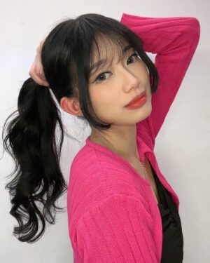 Desy Genoveva Instagram - Coba pilih 4 di antara foto2 ini 🩷🖤