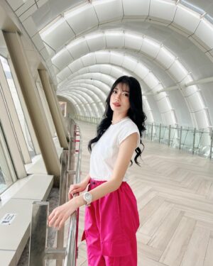 Desy Genoveva Instagram - Wonjhun, ngeneh koh. Wis tak tungguni nang brug palah ora teka-teka. Jere rep madhang mekdi bareng karo ngombene seprit 😆😆

*Komen buat yang tau artinyaa 🤣🤣