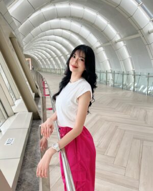 Desy Genoveva Instagram - Wonjhun, ngeneh koh. Wis tak tungguni nang brug palah ora teka-teka. Jere rep madhang mekdi bareng karo ngombene seprit 😆😆

*Komen buat yang tau artinyaa 🤣🤣