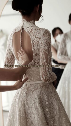Desy Genoveva Instagram - Siapa yang tau brides yang satu ini?
_
Classic A-Line wedding gown @desygenoveva_ 🩶