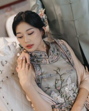 Desy Genoveva Instagram - Ini bukan IP Man sama Cheung Wing-sing, tapi IP Address sama Cung Wingko Babat sapa gelem? 🤣🤣 

Cheongsam & changsan: @carolzhangcollection 🤍
MUA: @c._jpeg
Hair do: @dianasap9 
Venue: Golden Leaf Restaurant 
Decor, sangjit box: @joyful.projects 
Photo & video: @kianphotomorphosis
MC & Organized by: @stevenalexander_mc @lefiance.organizer