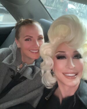 Detox Instagram - Last night I got to meet one of my lifelong idols @lindaevangelista at her conversation with the legendary @fernmallis! She was enigmatic, lovely, engaging, decadent, radiant, inspiring, and as hypnotically captivating as ever. An icon. A vision. Had to pay a lil tribute wearing @manfredthierrymugler/ @muglerofficial & this Too Funky hair gifted to me by @theladyhyde from @wigsandgrace! Thank you for such a fab evening @ginagaran! And thank you, Linda! For everything!!!

Thanks for the cheeky pics @mrchunkyexpress!!!!