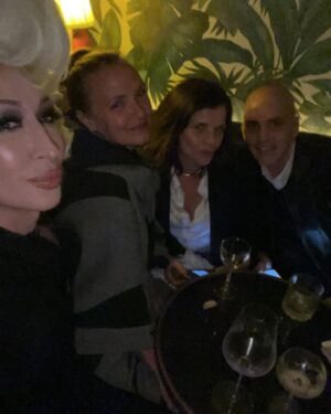 Detox Instagram - Last night I got to meet one of my lifelong idols @lindaevangelista at her conversation with the legendary @fernmallis! She was enigmatic, lovely, engaging, decadent, radiant, inspiring, and as hypnotically captivating as ever. An icon. A vision. Had to pay a lil tribute wearing @manfredthierrymugler/ @muglerofficial & this Too Funky hair gifted to me by @theladyhyde from @wigsandgrace! Thank you for such a fab evening @ginagaran! And thank you, Linda! For everything!!!

Thanks for the cheeky pics @mrchunkyexpress!!!!