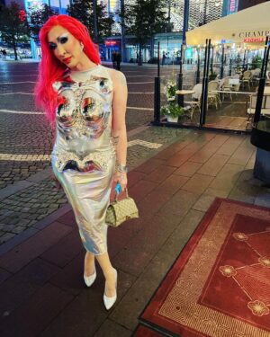 Detox Instagram - Jessica Rabbit does Stockholm Pride 3023

Custom Hair: @nathanjuergensen 
Armor: @slickitup 
Dress: @mewmewsofficial