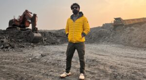 Dev Instagram - In Khadaan for #Khadaan

Inside Asia’s one of the Biggest Coal Mines 🙂
Recce time 
@deventertainmentventures @surinderfilms