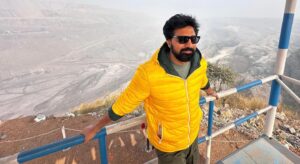 Dev Instagram - In Khadaan for #Khadaan

Inside Asia’s one of the Biggest Coal Mines 🙂
Recce time 
@deventertainmentventures @surinderfilms
