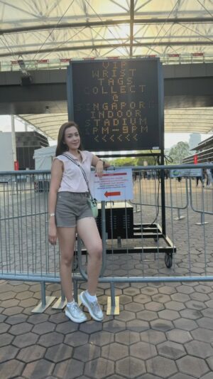 Dewi Amanda Instagram - Got the best seat to watch @coldplay in Singapore🇸🇬 was easy to get foods and drink, toilet so close also wifii available,no need on the line up for everything,managable,2.5Hrs concert in Singapore it was worth it with the price that u paid even though it doesn’t have fireworks at the end of concert bcos it was indoor stadium but never mind..Happy at the end❤️🇸🇬 #coldplay #coldplayconcert #coldplaysingapore #dewiamanda #coldplaylive #singapore