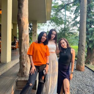 Dewi Amanda Instagram - Anak2 blood Mixed! When ur Dad is not Indonesian but ur blood still has Indonesia and was born in Indonesia 🇮🇩and then homesick 🤒❤️ @shakirasheldrick #egyptindonesia #australiaindonesia #dewiamanda #friendshipgoals @siska_a88 #friendshipforever 🇪🇬🇦🇺🇮🇩