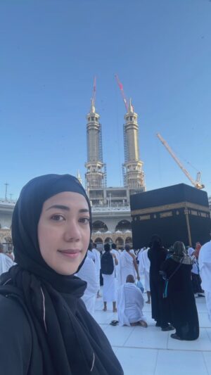 Dewi Amanda Instagram - The greatest Allah❤️i did umroh for 3 weeks,1 week in Madinah and 2 weeks in Mecca,i did everything by my self,before i was with agent travel but is not recommended so i changed my mind which is i was wanted staying in the hotel in front of Ka’bah,i just wanted focus with Allah..Pray everyday!So i asked one of my friend! His helping me so much🙏Thank you for “Syafique” this’my way to Thank to Allah which is Allah has been given me so much everything..healthy,livelihood,prosperity,jobs,husband and still more and more..i am just blessed people❤️😘 #blessing #mecca #madinah #dewiamanda #umroh2024 #meccaclocktower #swissotell #nikmatmanalagiyangkaudustakan