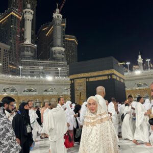 Dewi Amanda Instagram - Mecca🕋for 2 weeks..Tabarakallah🫶Grateful so much❤️ #umroh #mecca #makkah #dewiamanda #umroh2024 #saudiarabia🇸🇦