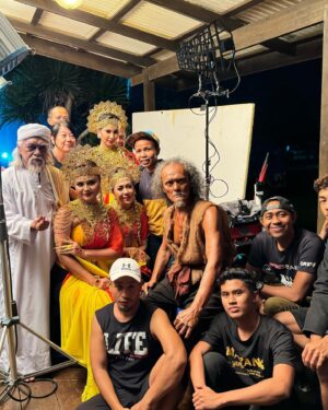 Dewi Amanda Instagram - Almost 3weeks in the making of film in Kuala Trengganu-Malaysia,Work with Director From India and Malaysia Crews-Actress&Actors Malaysia,Felt blessed because i am the only from Indonesia as an actress (Putri 1)
Another experience and another my upcoming movie again..Thank GOD and Thank you everyone,See you in another Project Film😜🎥🎬#film #mayang #malaysia #indonesia #india