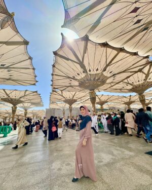 Dewi Amanda Instagram - Medinah🇸🇦 First Day #umroh #dewiamanda #medinah #madinah #nabawimosque #arabsaudi ❤️
