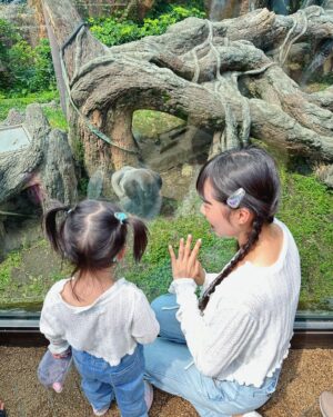 Dewi Chien Instagram - 🇯🇵Day3 上野動物園

去東京這麼多次⋯居然是第一次來到這邊！雖然沒有看到🥕朝思暮想的北極熊（太熱沒出來），但有買到示意的娃娃？還有讓她談到戀愛？看起來～應該是在動物園留下了很美好的回憶👶🏻💞

這是唯一沒下雨的行程⋯好險有 @liketravel_official 全程陪伴接送！絕對是此趟最值得！👍🏻👍🏻👍🏻（帶小孩必備）

🐒 #大衛旅行中 #後面有動物園全紀錄和談戀愛的影片