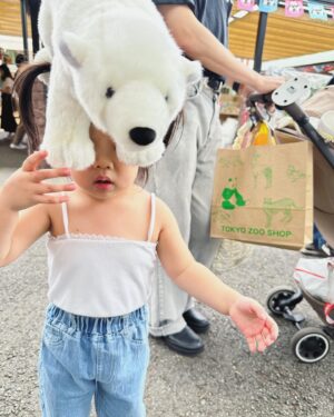 Dewi Chien Instagram - 🇯🇵Day3 上野動物園

去東京這麼多次⋯居然是第一次來到這邊！雖然沒有看到🥕朝思暮想的北極熊（太熱沒出來），但有買到示意的娃娃？還有讓她談到戀愛？看起來～應該是在動物園留下了很美好的回憶👶🏻💞

這是唯一沒下雨的行程⋯好險有 @liketravel_official 全程陪伴接送！絕對是此趟最值得！👍🏻👍🏻👍🏻（帶小孩必備）

🐒 #大衛旅行中 #後面有動物園全紀錄和談戀愛的影片