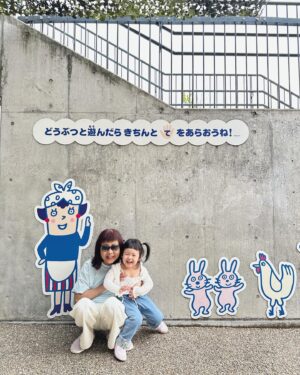 Dewi Chien Instagram - 🇯🇵Day3 上野動物園

去東京這麼多次⋯居然是第一次來到這邊！雖然沒有看到🥕朝思暮想的北極熊（太熱沒出來），但有買到示意的娃娃？還有讓她談到戀愛？看起來～應該是在動物園留下了很美好的回憶👶🏻💞

這是唯一沒下雨的行程⋯好險有 @liketravel_official 全程陪伴接送！絕對是此趟最值得！👍🏻👍🏻👍🏻（帶小孩必備）

🐒 #大衛旅行中 #後面有動物園全紀錄和談戀愛的影片