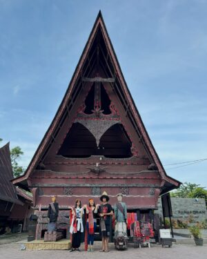 Dewi Lestari Instagram - Mengantarkan Ompung mereka ke peristirahatan terakhirnya di Balige sambil memberi kesempatan kepada anak-anak mengalami sendiri Tanah Batak, mengarungi Danau Toba, ke Pohon Hariara, dan melihat rumah sopo milik kakek buyut mereka, Sopar Simangunsong (slide 6 & 7), tempat ompungnya dibesarkan. I’m so happy Keenan and Atisha had a chance to reconnect with their Batak roots ❤️

#KeenanAvalokita #AtishaPrajna #SIMFA