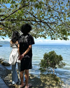 Dewi Lestari Instagram - Mengantarkan Ompung mereka ke peristirahatan terakhirnya di Balige sambil memberi kesempatan kepada anak-anak mengalami sendiri Tanah Batak, mengarungi Danau Toba, ke Pohon Hariara, dan melihat rumah sopo milik kakek buyut mereka, Sopar Simangunsong (slide 6 & 7), tempat ompungnya dibesarkan. I’m so happy Keenan and Atisha had a chance to reconnect with their Batak roots ❤️

#KeenanAvalokita #AtishaPrajna #SIMFA