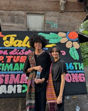 Dewi Lestari Instagram - Mengantarkan Ompung mereka ke peristirahatan terakhirnya di Balige sambil memberi kesempatan kepada anak-anak mengalami sendiri Tanah Batak, mengarungi Danau Toba, ke Pohon Hariara, dan melihat rumah sopo milik kakek buyut mereka, Sopar Simangunsong (slide 6 & 7), tempat ompungnya dibesarkan. I’m so happy Keenan and Atisha had a chance to reconnect with their Batak roots ❤️

#KeenanAvalokita #AtishaPrajna #SIMFA