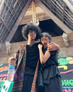 Dewi Lestari Instagram - Mengantarkan Ompung mereka ke peristirahatan terakhirnya di Balige sambil memberi kesempatan kepada anak-anak mengalami sendiri Tanah Batak, mengarungi Danau Toba, ke Pohon Hariara, dan melihat rumah sopo milik kakek buyut mereka, Sopar Simangunsong (slide 6 & 7), tempat ompungnya dibesarkan. I’m so happy Keenan and Atisha had a chance to reconnect with their Batak roots ❤️

#KeenanAvalokita #AtishaPrajna #SIMFA