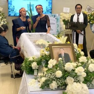 Dewi Lestari Instagram - Bapak, 

Usiamu 86 tahun jika hari ini engkau masih ada. 

Maaf selama ini aku sukar berbagi kenangan tentangmu, juga melanjutkan bukumu, karena ternyata berat rasanya. Kupikir membersamaimu sejak lahir sudah cukup, ternyata tidak. Keinginan konyol untuk memiliki Bapak selamanya dalam hidupku ternyata ada dan nyata. 

Pada hari ulang tahunmu ini, aku mencoba mendobrak dinding itu. Berhadapan lagi dengan kenangan prosesi kepergianmu. Lima bulan berlalu, dan masih saja berlinangan air mataku saat menyusun dokumentasi ini.

Ketika Mama tidak ada, setidaknya saat aku itu punya Bapak. Ketika Bapak tidak ada, di situlah akarku seperti tercerabut dari tanah. Aku sangat kehilangan, Pak. Lebih dalam dari yang kuduga. Lebih menyakitkan daripada yang kukira. 

Rangkaian acara kepergianmu sangat indah, Pak. Pada hari itu, pasti engkau sangat bangga melihat anak dan mantumu berbalut ulos, cucu-cucumu gagah dan cantik, semua hadir lengkap merayakan Saur Matua-mu. Sampai kami mengantar ke kuburan yang telah Bapak siapkan sendiri sejak tahunan lalu, momen keberangkatan Bapak kian gemilang. Penuh lagu. Penuh haru. Penuh tawa. Penuh bangga.

Semakin kuhayati kisahmu, semakin aku yakin engkau manusia istimewa. Janjiku untuk merampungkan memoarmu, Melati Terbaik, akan kupenuhi. Berapa lama pun itu. 

Kini, aku akan belajar dulu untuk membiasakan diri hidup tanpa Bapak. Membiasakan diri berada di dunia tanpa teleponmu, tanpa WA-mu, tanpa tawa kerasmu, tanpa nyanyian lantangmu, tanpa doa-doa pendek yang Bapak selalu selipkan pada setiap ujung pesan, dan juga yang Bapak ucapkan tanpa kami tahu. Setapak demi setapak. Aku belajar terbiasa. 

#YohanSimangunsong #MelatiTerbaik #SIMFA