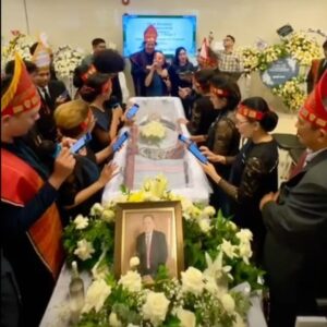 Dewi Lestari Instagram - Bapak, 

Usiamu 86 tahun jika hari ini engkau masih ada. 

Maaf selama ini aku sukar berbagi kenangan tentangmu, juga melanjutkan bukumu, karena ternyata berat rasanya. Kupikir membersamaimu sejak lahir sudah cukup, ternyata tidak. Keinginan konyol untuk memiliki Bapak selamanya dalam hidupku ternyata ada dan nyata. 

Pada hari ulang tahunmu ini, aku mencoba mendobrak dinding itu. Berhadapan lagi dengan kenangan prosesi kepergianmu. Lima bulan berlalu, dan masih saja berlinangan air mataku saat menyusun dokumentasi ini.

Ketika Mama tidak ada, setidaknya saat aku itu punya Bapak. Ketika Bapak tidak ada, di situlah akarku seperti tercerabut dari tanah. Aku sangat kehilangan, Pak. Lebih dalam dari yang kuduga. Lebih menyakitkan daripada yang kukira. 

Rangkaian acara kepergianmu sangat indah, Pak. Pada hari itu, pasti engkau sangat bangga melihat anak dan mantumu berbalut ulos, cucu-cucumu gagah dan cantik, semua hadir lengkap merayakan Saur Matua-mu. Sampai kami mengantar ke kuburan yang telah Bapak siapkan sendiri sejak tahunan lalu, momen keberangkatan Bapak kian gemilang. Penuh lagu. Penuh haru. Penuh tawa. Penuh bangga.

Semakin kuhayati kisahmu, semakin aku yakin engkau manusia istimewa. Janjiku untuk merampungkan memoarmu, Melati Terbaik, akan kupenuhi. Berapa lama pun itu. 

Kini, aku akan belajar dulu untuk membiasakan diri hidup tanpa Bapak. Membiasakan diri berada di dunia tanpa teleponmu, tanpa WA-mu, tanpa tawa kerasmu, tanpa nyanyian lantangmu, tanpa doa-doa pendek yang Bapak selalu selipkan pada setiap ujung pesan, dan juga yang Bapak ucapkan tanpa kami tahu. Setapak demi setapak. Aku belajar terbiasa. 

#YohanSimangunsong #MelatiTerbaik #SIMFA
