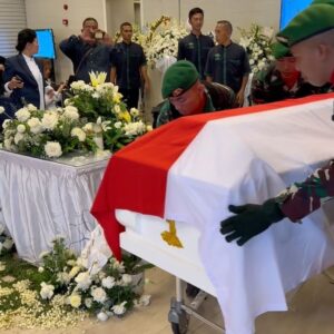 Dewi Lestari Instagram - Bapak, 

Usiamu 86 tahun jika hari ini engkau masih ada. 

Maaf selama ini aku sukar berbagi kenangan tentangmu, juga melanjutkan bukumu, karena ternyata berat rasanya. Kupikir membersamaimu sejak lahir sudah cukup, ternyata tidak. Keinginan konyol untuk memiliki Bapak selamanya dalam hidupku ternyata ada dan nyata. 

Pada hari ulang tahunmu ini, aku mencoba mendobrak dinding itu. Berhadapan lagi dengan kenangan prosesi kepergianmu. Lima bulan berlalu, dan masih saja berlinangan air mataku saat menyusun dokumentasi ini.

Ketika Mama tidak ada, setidaknya saat aku itu punya Bapak. Ketika Bapak tidak ada, di situlah akarku seperti tercerabut dari tanah. Aku sangat kehilangan, Pak. Lebih dalam dari yang kuduga. Lebih menyakitkan daripada yang kukira. 

Rangkaian acara kepergianmu sangat indah, Pak. Pada hari itu, pasti engkau sangat bangga melihat anak dan mantumu berbalut ulos, cucu-cucumu gagah dan cantik, semua hadir lengkap merayakan Saur Matua-mu. Sampai kami mengantar ke kuburan yang telah Bapak siapkan sendiri sejak tahunan lalu, momen keberangkatan Bapak kian gemilang. Penuh lagu. Penuh haru. Penuh tawa. Penuh bangga.

Semakin kuhayati kisahmu, semakin aku yakin engkau manusia istimewa. Janjiku untuk merampungkan memoarmu, Melati Terbaik, akan kupenuhi. Berapa lama pun itu. 

Kini, aku akan belajar dulu untuk membiasakan diri hidup tanpa Bapak. Membiasakan diri berada di dunia tanpa teleponmu, tanpa WA-mu, tanpa tawa kerasmu, tanpa nyanyian lantangmu, tanpa doa-doa pendek yang Bapak selalu selipkan pada setiap ujung pesan, dan juga yang Bapak ucapkan tanpa kami tahu. Setapak demi setapak. Aku belajar terbiasa. 

#YohanSimangunsong #MelatiTerbaik #SIMFA