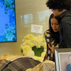 Dewi Lestari Instagram - Bapak, 

Usiamu 86 tahun jika hari ini engkau masih ada. 

Maaf selama ini aku sukar berbagi kenangan tentangmu, juga melanjutkan bukumu, karena ternyata berat rasanya. Kupikir membersamaimu sejak lahir sudah cukup, ternyata tidak. Keinginan konyol untuk memiliki Bapak selamanya dalam hidupku ternyata ada dan nyata. 

Pada hari ulang tahunmu ini, aku mencoba mendobrak dinding itu. Berhadapan lagi dengan kenangan prosesi kepergianmu. Lima bulan berlalu, dan masih saja berlinangan air mataku saat menyusun dokumentasi ini.

Ketika Mama tidak ada, setidaknya saat aku itu punya Bapak. Ketika Bapak tidak ada, di situlah akarku seperti tercerabut dari tanah. Aku sangat kehilangan, Pak. Lebih dalam dari yang kuduga. Lebih menyakitkan daripada yang kukira. 

Rangkaian acara kepergianmu sangat indah, Pak. Pada hari itu, pasti engkau sangat bangga melihat anak dan mantumu berbalut ulos, cucu-cucumu gagah dan cantik, semua hadir lengkap merayakan Saur Matua-mu. Sampai kami mengantar ke kuburan yang telah Bapak siapkan sendiri sejak tahunan lalu, momen keberangkatan Bapak kian gemilang. Penuh lagu. Penuh haru. Penuh tawa. Penuh bangga.

Semakin kuhayati kisahmu, semakin aku yakin engkau manusia istimewa. Janjiku untuk merampungkan memoarmu, Melati Terbaik, akan kupenuhi. Berapa lama pun itu. 

Kini, aku akan belajar dulu untuk membiasakan diri hidup tanpa Bapak. Membiasakan diri berada di dunia tanpa teleponmu, tanpa WA-mu, tanpa tawa kerasmu, tanpa nyanyian lantangmu, tanpa doa-doa pendek yang Bapak selalu selipkan pada setiap ujung pesan, dan juga yang Bapak ucapkan tanpa kami tahu. Setapak demi setapak. Aku belajar terbiasa. 

#YohanSimangunsong #MelatiTerbaik #SIMFA