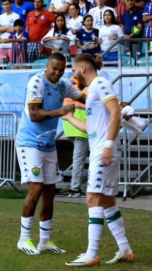 Deyverson Instagram - De volta e feliz por essa vitória 😉

Trabalho não para, @cuiabaec! Só agradecer a Deus 🙏🏽🔰

📸 @rodrigopolidoro1986