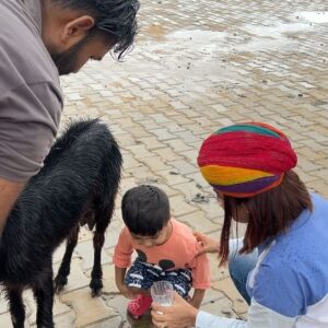 Dhamnashree Kadgaonkar Instagram - First time experiences Life Long Memories…

Travel partner @cleartrip 
Can’t thank enough @skkfernjaisalmer for giving us these memories….

#dhanashrikadgaonkar #jaisalmerdiaries #khuhudideserttrails 

Thank u Shaktiji , Prithviji 
special thanks to @bhanu_banna.07 bhanu_banna.07