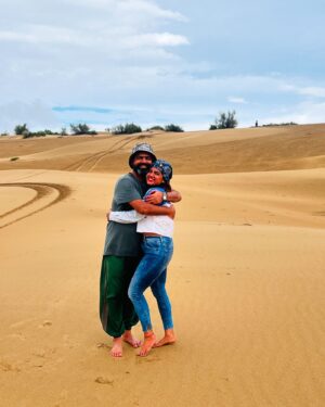 Dhamnashree Kadgaonkar Instagram - First time experiences Life Long Memories…

Travel partner @cleartrip 
Can’t thank enough @skkfernjaisalmer for giving us these memories….

#dhanashrikadgaonkar #jaisalmerdiaries #khuhudideserttrails 

Thank u Shaktiji , Prithviji 
special thanks to @bhanu_banna.07 bhanu_banna.07