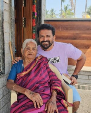 Dhananjay Instagram - “ಜೊತಿಗಿರರನ್ನ ಚೆನ್ನಾಗ್ ನೋಡ್ಕ್ಯಬೇಕು ಗೊತ್ತಾತ, ಅವರು ನಿನ್ನ ಚೆನ್ನಾಗ್ ನೋಡ್ಕೆಂತರೆ, ಗೊತ್ತಾತೇನೋ “ 
ನಿನ್ನ ಮಾತು ನಿನ್ನ ಬದುಕು ನನ್ನೆದೆಯೊಳಗೆ ನಿರಂತರ ಉರಿಯುವ ದೀಪ.
ಹೋಗಿ ಬಾ ಮಲ್ಲವ್ವ🙏❤️