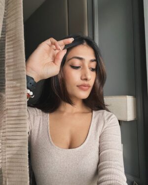 Dhanashree Verma Instagram - From shoot curls to basic straight swirls 🐒 
Hair game 💪🏻
.
.

#dhanashreeverma #hair #curls #straighthair