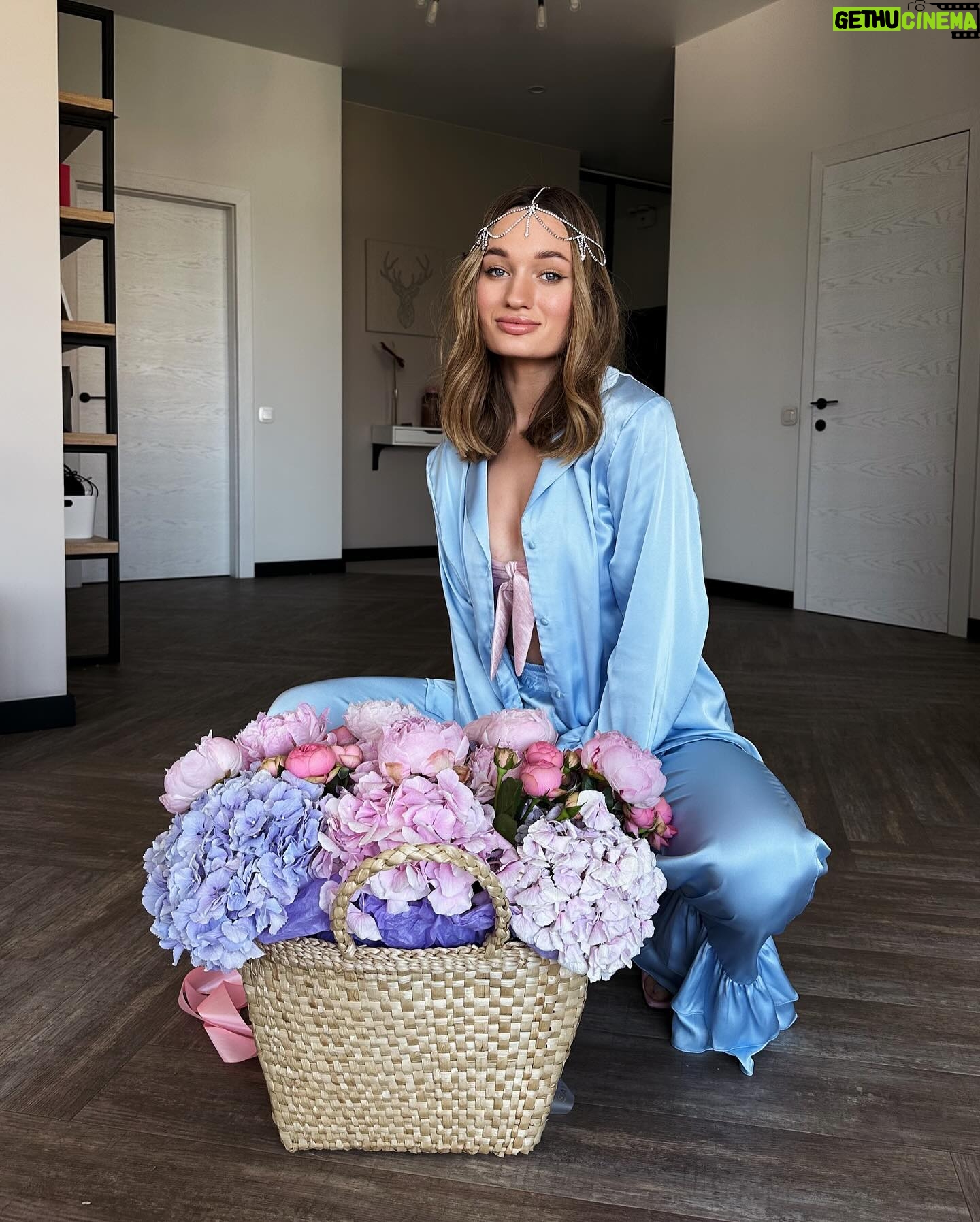 Diana Gloster - 10.4K Likes - Найкращий спосіб мене привітати - це задонатити на мій збір для наших хлопців у ЗСУ💛 Посилання в сторіз!