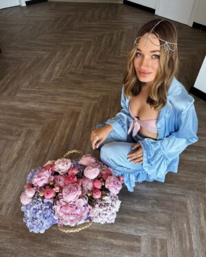 Diana Gloster Instagram - Найкращий спосіб мене привітати - це задонатити на мій збір для наших хлопців у ЗСУ💛 Посилання в сторіз!