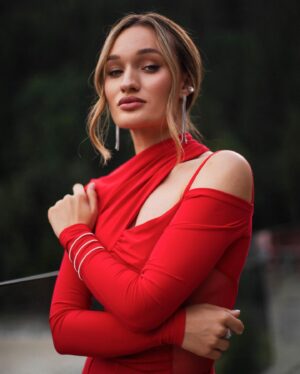 Diana Gloster Instagram - Які ми гарні! І якою класною ідеєю було зробити дрес-код “RED”❤️🔥

Останній пост з Дня Народження Анічки☺️Такий душевний був вечір, та й вся поїздка, що хотілося зупинити час ✨Дякую тобі, магічна дівчинко @annatrincher_official 🥹🫂

Всі наші пригоди - в сторіз (дивіться, поки ще є, бо скоро сторіз зникнуть)😏

Бренд костюму выдмітила на 7 фото, а також залишаю в тг-каналі, як завжди)