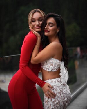 Diana Gloster Instagram - Які ми гарні! І якою класною ідеєю було зробити дрес-код “RED”❤️🔥

Останній пост з Дня Народження Анічки☺️Такий душевний був вечір, та й вся поїздка, що хотілося зупинити час ✨Дякую тобі, магічна дівчинко @annatrincher_official 🥹🫂

Всі наші пригоди - в сторіз (дивіться, поки ще є, бо скоро сторіз зникнуть)😏

Бренд костюму выдмітила на 7 фото, а також залишаю в тг-каналі, як завжди)