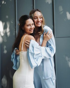 Diana Gloster Instagram - Вчора скасувалось все. В мій День. 
І за ці 2,5 роки страшно уявити скільки класних свят та приводів для радості було зіпсовано нашими жахливими сусідами. 

АЛЕ

Після безсонної ночі тривог та ранку в укритті під «бахи» всього, що летіло на місто в якійсь неадекватній кількості, я одягнула свою святкову піжаму, «корону», і поїхала радіти тому, що сьогодні черговий день , коли я жива🥹🙏🏼

Коли поруч та на звʼязку всі ті, кого я сильно люблю. 
Коли попри відключення світла, зламані плани та повну невизначеність кожного дня

Я ВМІЮ БУТИ ЩАСЛИВОЮ💎

І безмежно вдячна моїм подругам за те, що були поруч попри все. It means a world to me🫂