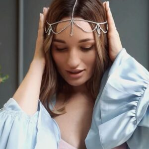 Diana Gloster Instagram - Вчора скасувалось все. В мій День. 
І за ці 2,5 роки страшно уявити скільки класних свят та приводів для радості було зіпсовано нашими жахливими сусідами. 

АЛЕ

Після безсонної ночі тривог та ранку в укритті під «бахи» всього, що летіло на місто в якійсь неадекватній кількості, я одягнула свою святкову піжаму, «корону», і поїхала радіти тому, що сьогодні черговий день , коли я жива🥹🙏🏼

Коли поруч та на звʼязку всі ті, кого я сильно люблю. 
Коли попри відключення світла, зламані плани та повну невизначеність кожного дня

Я ВМІЮ БУТИ ЩАСЛИВОЮ💎

І безмежно вдячна моїм подругам за те, що були поруч попри все. It means a world to me🫂