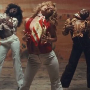 Didde-Mie Lykke Instagram - BACK ON 74 🎞️💃🖤🎶

@jungle4eva @lydiakitto ❤️‍🔥

Director: @j.lloyd 
Director: @charliediplacido 
Executive producer: @matthew_craig 

Choreographer: @shaylatukolan 
Assistant choreo: @larsbohte 
Assistant choreo: @oriane2504 

Dancing with my sisters @faatoubah & @kikzkatika 👑